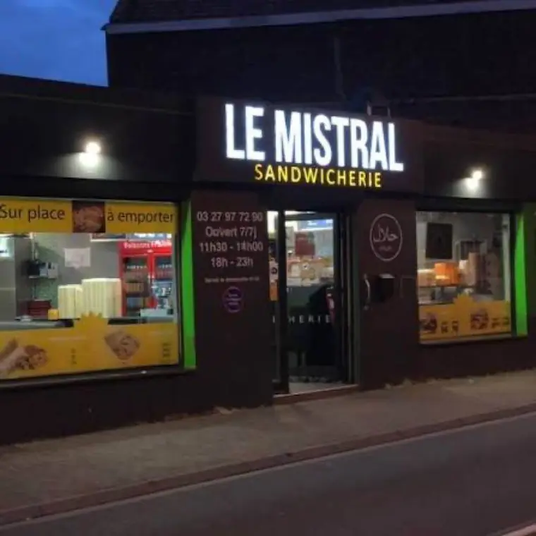 Devanture du Mistral, à Waziers